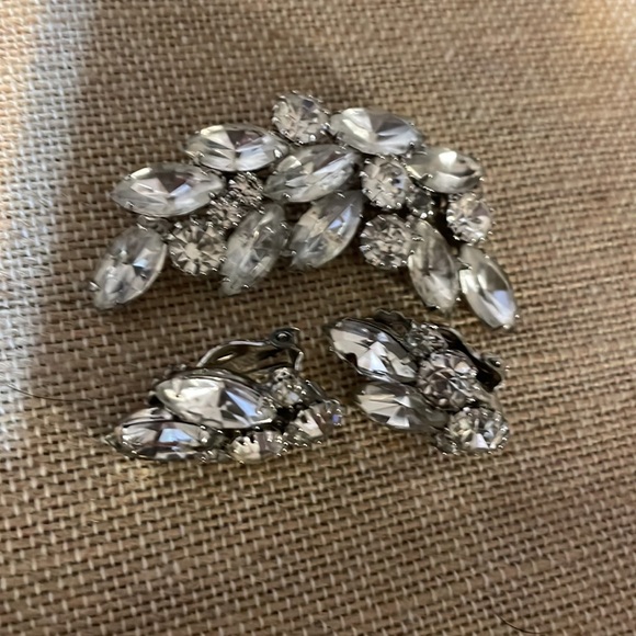 Vintage rhinestone pin and clip on earring set - Picture 6 of 7
